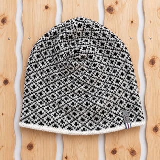 Ljósagrá/svørt Húgva við fóðri. (one size)
