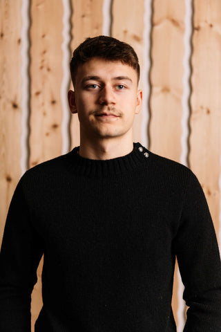 Svørt Troyggja við 2. FØ knappum_Model 8408