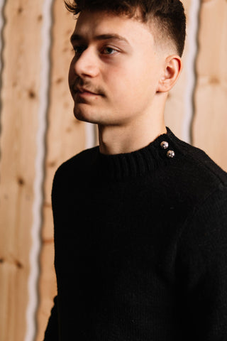 Svørt Troyggja við 2. FØ knappum_Model 8408